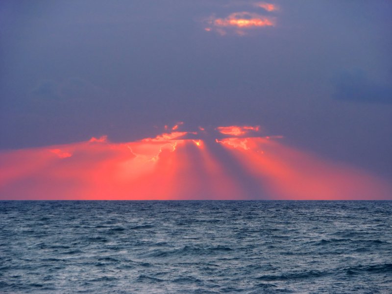 Protruding Rays | Seascapes (SE23-IMG_0505_ms.jpg)